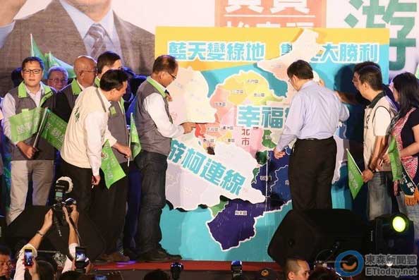 民进党新北市长参选人游锡堃17日晚间与柯文哲同台造势 民进党新北市长参选人游锡堃17日晚间与柯文哲同台造势