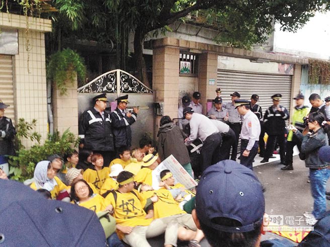台劳工组织清晨突袭江宜桦住家 诉求全额退休退职金 台劳工组织清晨突袭江宜桦住家 诉求全额退休退职金