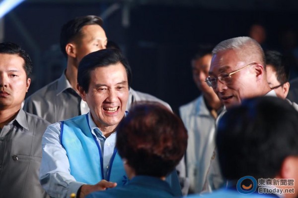 马英九进场与民众热情握手 马英九进场与民众热情握手