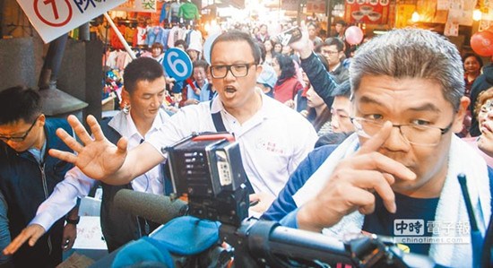 柯文哲接受情报部门建议穿防弹衣拜票连胜文不穿 柯文哲接受情报部门建议穿防弹衣拜票连胜文不穿