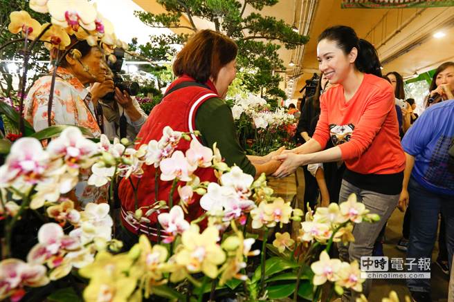 蔡依珊(右)22日到假日花市拜票,逐一向摊商、民众握手致意,把握每一张选票。(图片来源:台湾中时电子报) 蔡依珊(右)22日到假日花市拜票,逐一向摊商、民众握手致意,把握每一张选票。(图片来源:台湾中时电子报)