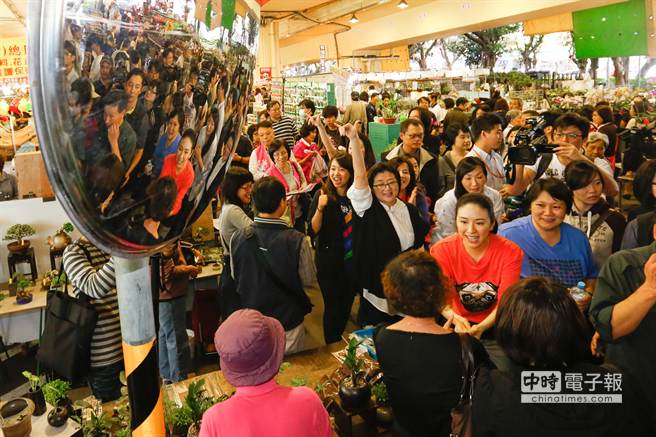 蔡依珊(右)22日到假日花市拜票,把握最后一个周末冲刺选情。(图片来源:台湾中时电子报) 蔡依珊(右)22日到假日花市拜票,把握最后一个周末冲刺选情。(图片来源:台湾中时电子报)