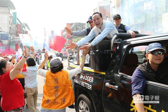 朱立伦新店扫街展吸票实力 热情民众列队欢迎(图) 朱立伦新店扫街展吸票实力 热情民众列队欢迎(图)