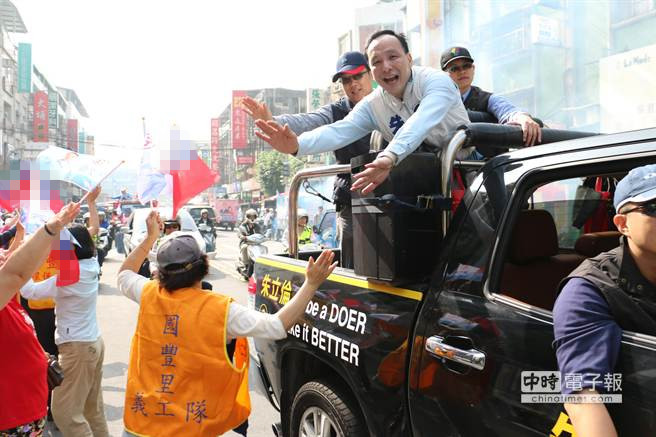 朱立伦新店扫街展吸票实力 热情民众列队欢迎(图) 朱立伦新店扫街展吸票实力 热情民众列队欢迎(图)