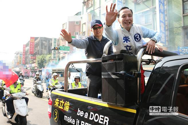 朱立伦新店扫街展吸票实力 热情民众列队欢迎(图) 朱立伦新店扫街展吸票实力 热情民众列队欢迎(图)