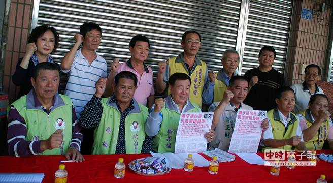 民进党内斗再起 里长散发文宣批党籍议员(图) 民进党内斗再起 里长散发文宣批党籍议员(图)