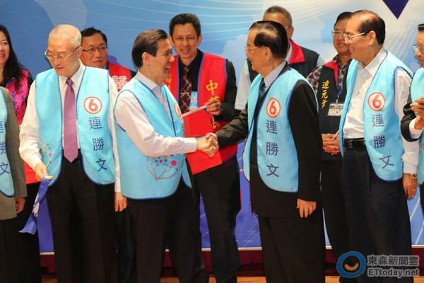 吴敦义(左二)、马英九(中)、连战(右三)替新北市长朱立伦加油。(台媒图) 吴敦义(左二)、马英九(中)、连战(右三)替新北市长朱立伦加油。(台媒图)