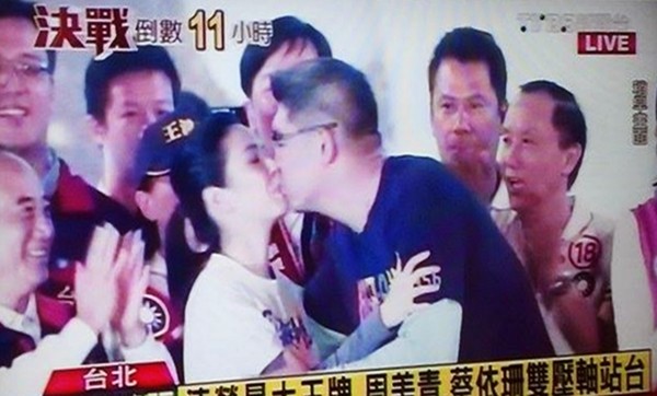 连胜文拥吻妻子蔡依珊放闪。(台媒图) 连胜文拥吻妻子蔡依珊放闪。(台媒图)