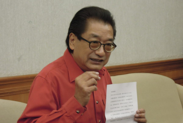 李庆华拿出“立委”联署书,希望马英九采纳建议,邀彭淮南出任“行政院长” 李庆华拿出“立委”联署书,希望马英九采纳建议,邀彭淮南出任“行政院长”