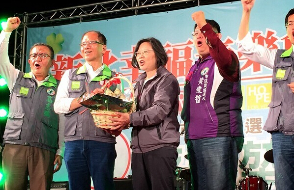 民进党游锡堃竞选新北市长失利,选后还要因为选前之夜活动场地未经核准,相关人士将面临函送。(台媒图) 民进党游锡堃竞选新北市长失利,选后还要因为选前之夜活动场地未经核准,相关人士将面临函送。(台媒图)