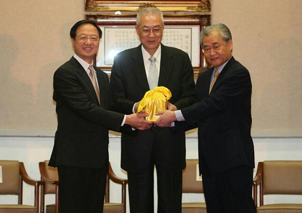 台湾地区副领导人吴敦义(中)8日在马英九办公室主持“行政院”卸、新任“院长”交接典礼 台湾地区副领导人吴敦义(中)8日在马英九办公室主持“行政院”卸、新任“院长”交接典礼