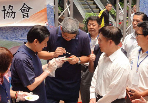连胜文竞选台北市长期间，马英九与郝龙斌为其助选扫票