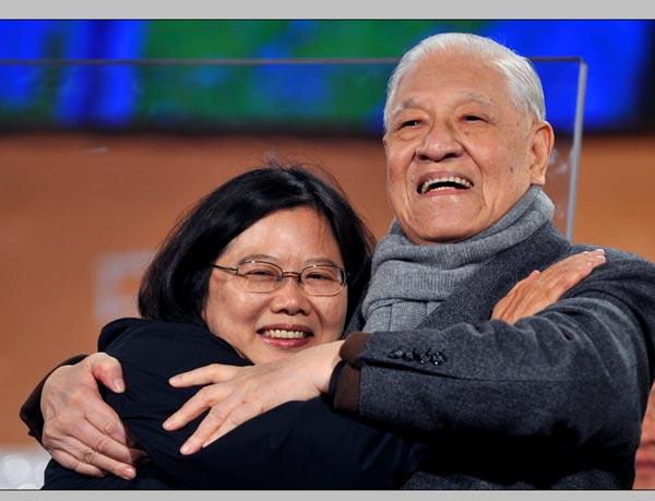 李登辉昔日曾抱病为蔡英文上台催票 李登辉昔日曾抱病为蔡英文上台催票