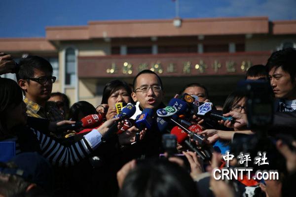 组图:陈水扁豪宅前黄丝带飞扬 监狱外众亲友一早等候 组图:陈水扁豪宅前黄丝带飞扬 监狱外众亲友一早等候