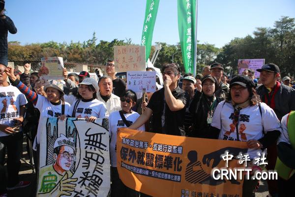 组图:陈水扁豪宅前黄丝带飞扬 监狱外众亲友一早等候 组图:陈水扁豪宅前黄丝带飞扬 监狱外众亲友一早等候