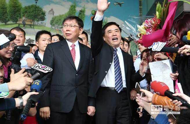 传柯文哲在晨会上批评,“郝龙斌用他的笨来掩饰他的坏” 传柯文哲在晨会上批评,“郝龙斌用他的笨来掩饰他的坏”