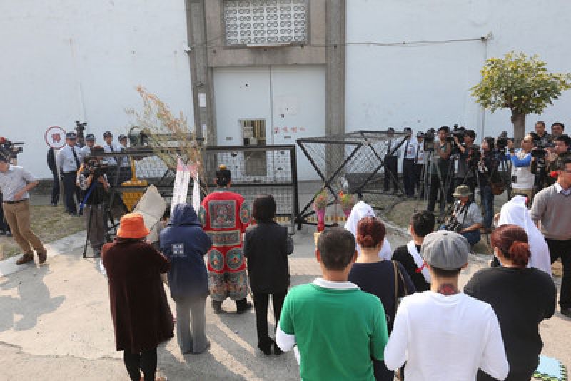 高雄受刑人挟持人质案以6囚饮弹自尽收场,13日下午家属到高雄大寮监狱招魂 高雄受刑人挟持人质案以6囚饮弹自尽收场,13日下午家属到高雄大寮监狱招魂