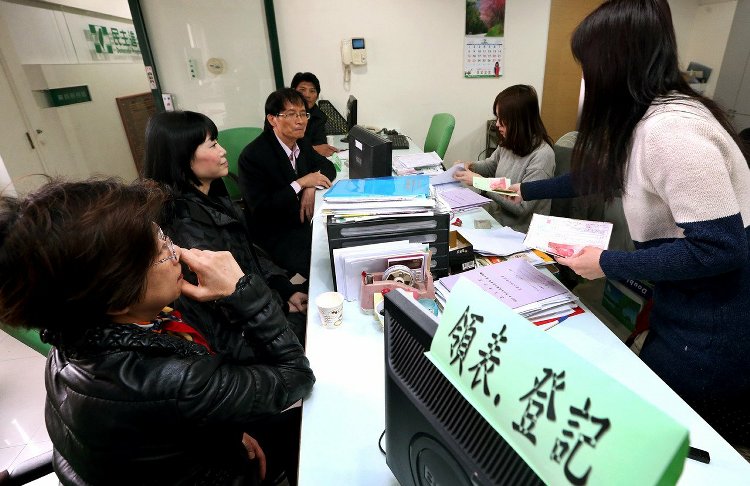 民进党多人领表参加党内"立委"初选 遭批"落跑议员" 民进党多人领表参加党内"立委"初选 遭批"落跑议员"