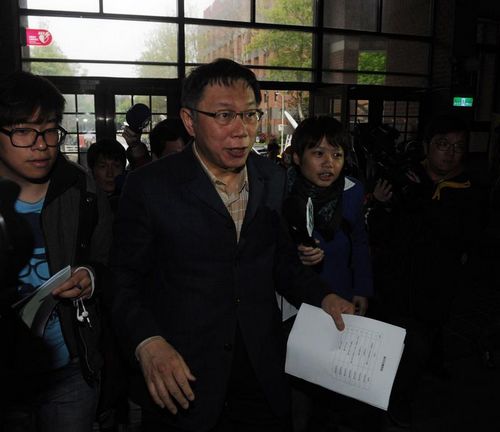 柯文哲称“进口外籍新娘” 再度失言遭抗议(图) 柯文哲称“进口外籍新娘” 再度失言遭抗议(图)