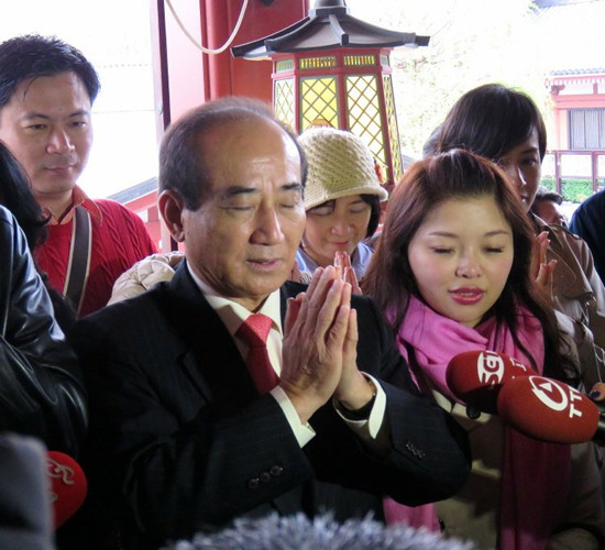 王金平拜菩萨 祈求“自己顺乎然自”(图) 王金平拜菩萨 祈求“自己顺乎然自”(图)