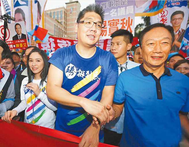 深受其害郭台铭(右)支持国民党台北市长候选人连胜文,2人一起游行拉票,但从头到尾没有捐3亿元这回事 深受其害郭台铭(右)支持国民党台北市长候选人连胜文,2人一起游行拉票,但从头到尾没有捐3亿元这回事