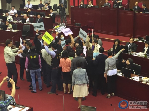 ��������Ա�߾ٱ�����������ܵ�ʩ�������˻ء���ͼƬ��Դ��̨�嶫ɭ���ţ�