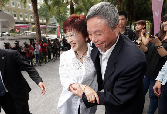 洪秀柱吁蓝营“不要老看天边彩虹”讽蔡英文算命