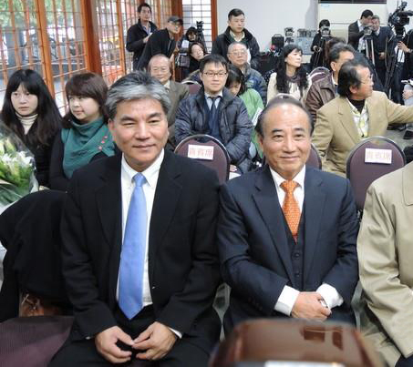 只要王金平最终确定出马角逐“总统”,且朱立伦只当总教练的心志不改,李鸿源就是王金平口袋里的秘密武器? 只要王金平最终确定出马角逐“总统”,且朱立伦只当总教练的心志不改,李鸿源就是王金平口袋里的秘密武器?