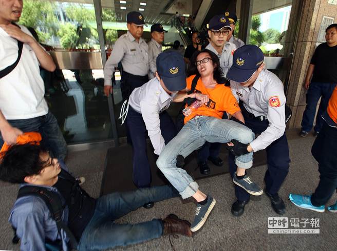 台湾高速公路收费员占领“人事总处”抗议 台湾高速公路收费员占领“人事总处”抗议