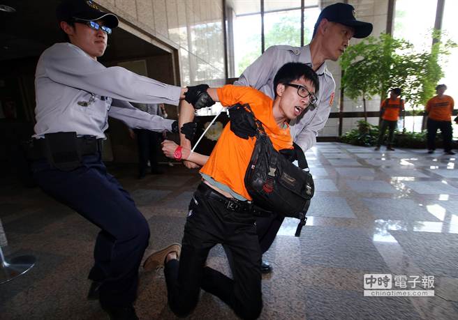 台湾高速公路收费员占领“人事总处”抗议 台湾高速公路收费员占领“人事总处”抗议