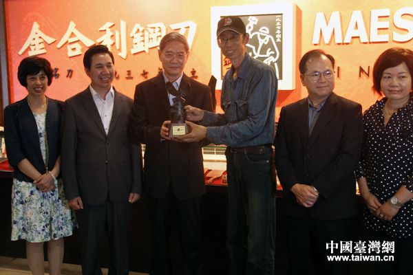 国台办主任张志军一行24日下午参访金门金合利钢刀厂 国台办主任张志军一行24日下午参访金门金合利钢刀厂