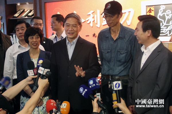 国台办主任张志军一行24日下午参访金门金合利钢刀厂 国台办主任张志军一行24日下午参访金门金合利钢刀厂