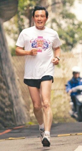 马英九陪学童跑步做“健康操”脸上洋溢灿烂笑容