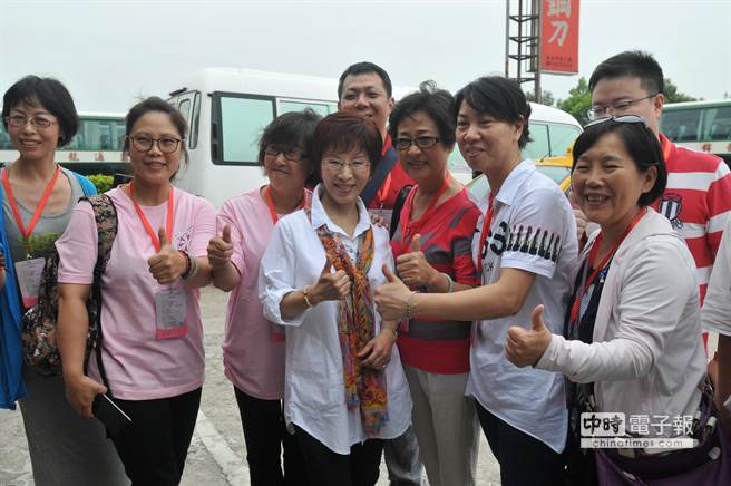 洪秀柱金门展开拜会行程 受当地民众簇拥欢迎(组图) 洪秀柱金门展开拜会行程 受当地民众簇拥欢迎(组图)