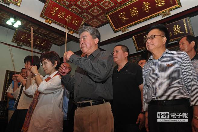 洪秀柱金门展开拜会行程 受当地民众簇拥欢迎(组图) 洪秀柱金门展开拜会行程 受当地民众簇拥欢迎(组图)