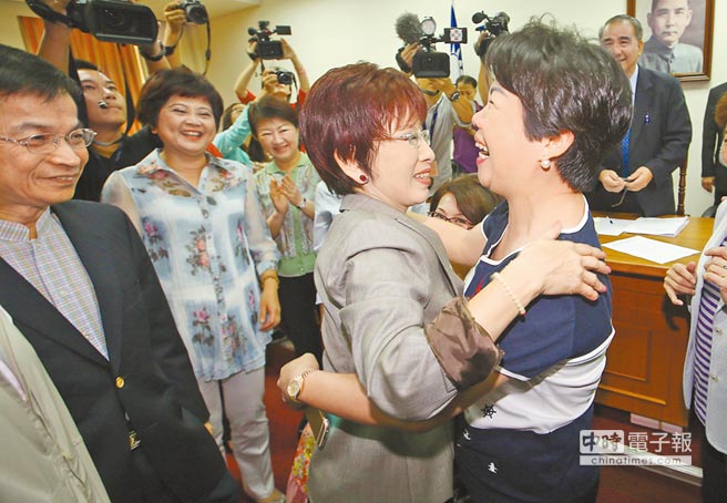 图为“立法院副院长”洪秀柱(中)5日到国民党“立法院”党团发表参选理念,同仁为她打气。(中时资料照片 陈信翰摄) 图为“立法院副院长”洪秀柱(中)5日到国民党“立法院”党团发表参选理念,同仁为她打气。(中时资料照片 陈信翰摄)