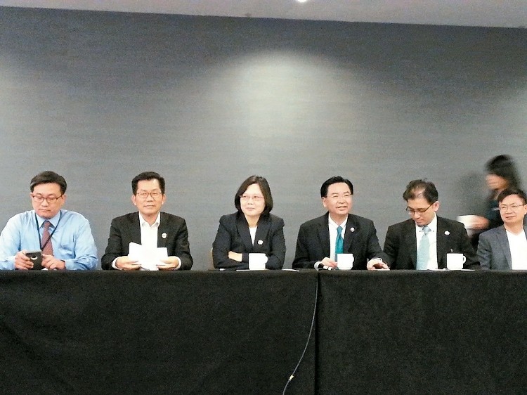 蔡英文被问"九二共识"含糊称"求同存异" 洪秀柱狠批 蔡英文被问"九二共识"含糊称"求同存异" 洪秀柱狠批