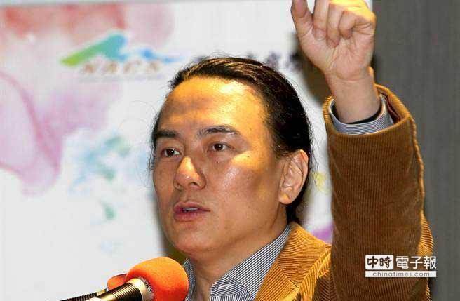 “翟神”翟本乔说,洪秀柱对蔡英文,比四大天王任何一个都好看 “翟神”翟本乔说,洪秀柱对蔡英文,比四大天王任何一个都好看