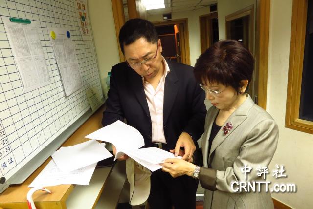 洪秀柱求教名嘴如何阐述政见(图) 洪秀柱求教名嘴如何阐述政见(图)