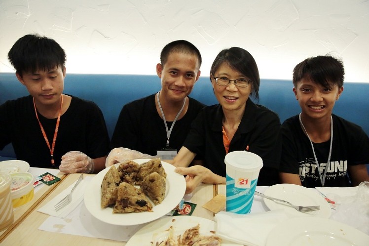 周美青端午节与资助学生聚餐 玩桌游分享人生感悟 周美青端午节与资助学生聚餐 玩桌游分享人生感悟