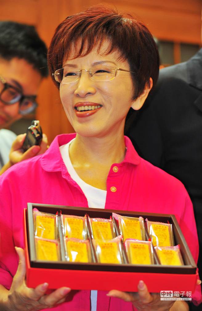 洪秀柱声势看涨,支持者今日送文创菠萝砖为洪秀柱加油打气 洪秀柱声势看涨,支持者今日送文创菠萝砖为洪秀柱加油打气