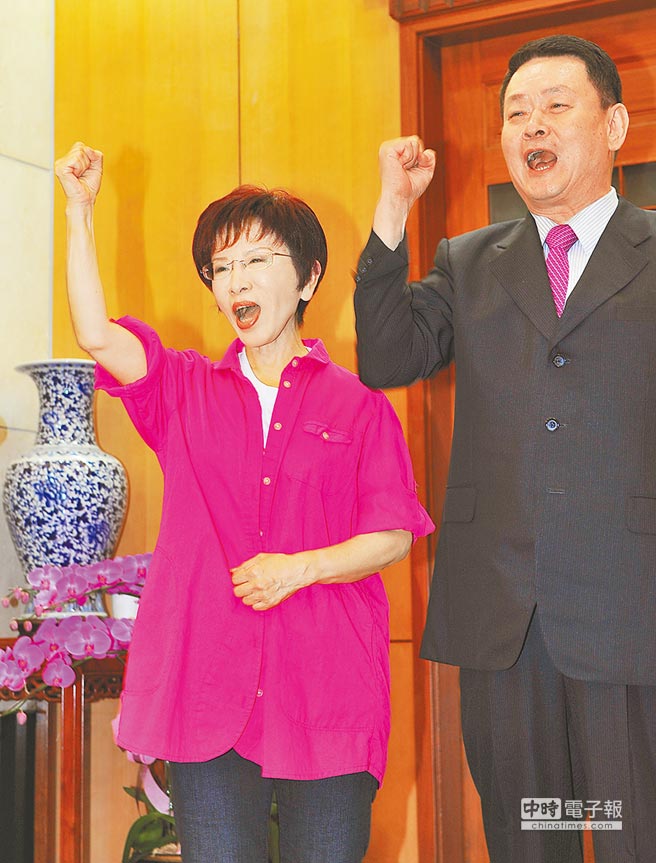 “立法院副院长”洪秀柱(左)声势看涨,国民党籍“立委”蔡锦隆(右)22日拔得头筹与洪秀柱合拍竞选照 “立法院副院长”洪秀柱(左)声势看涨,国民党籍“立委”蔡锦隆(右)22日拔得头筹与洪秀柱合拍竞选照