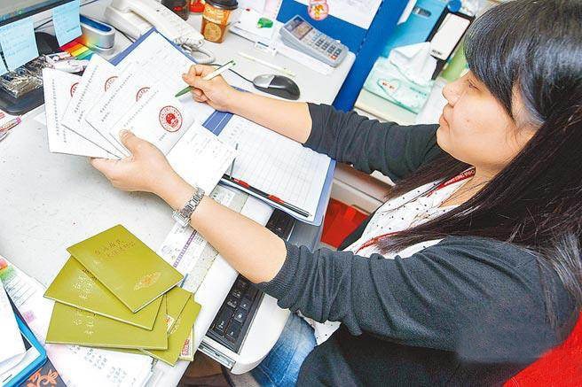 图为旅行社办理台胞证相关手续 图为旅行社办理台胞证相关手续