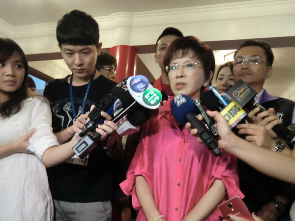 洪秀柱吁勿把跑基层说成"下乡":台湾没多大。(中广新闻图) 洪秀柱吁勿把跑基层说成"下乡":台湾没多大。(中广新闻图)