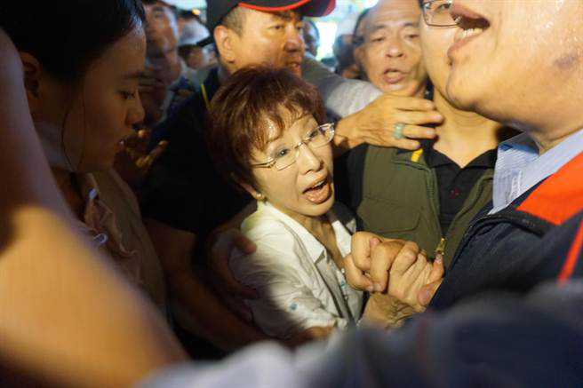 洪秀柱今晚被瑞丰夜市人潮簇拥,吓得犹如惊弓之鸟 洪秀柱今晚被瑞丰夜市人潮簇拥,吓得犹如惊弓之鸟