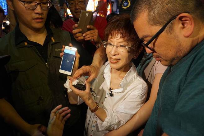 洪秀柱今晚被瑞丰夜市人潮簇拥,离开前不忘学年轻人在脸谱网打卡 洪秀柱今晚被瑞丰夜市人潮簇拥,离开前不忘学年轻人在脸谱网打卡