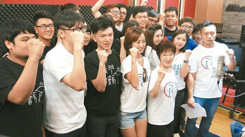 洪秀柱开展网络空战蔡英文抢攻超高龄团体(图)