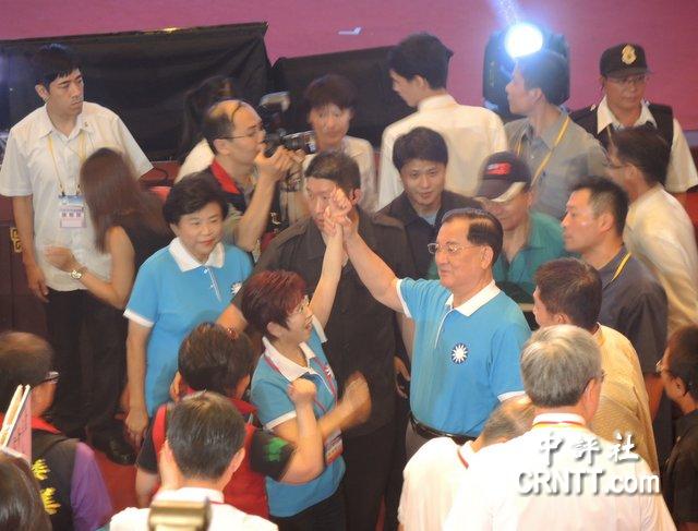 港媒:洪秀柱过关 唯一起立致意的是连战(图) 港媒:洪秀柱过关 唯一起立致意的是连战(图)