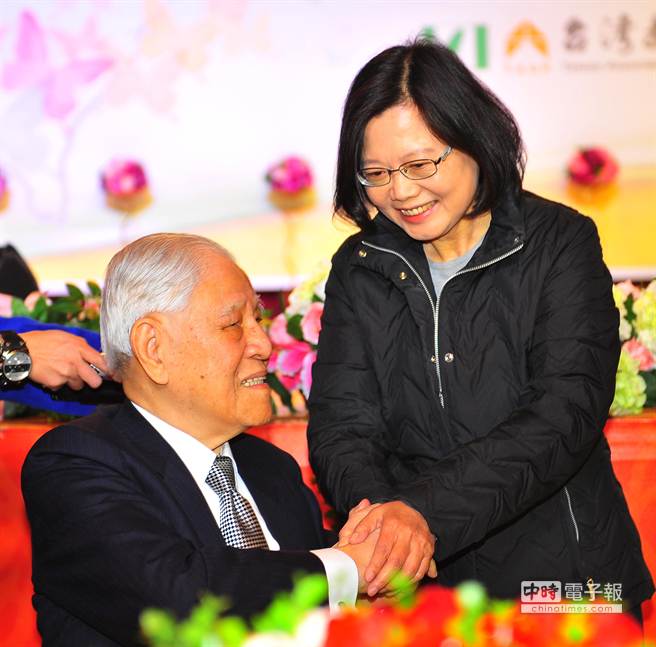 图为民进党主席蔡英文(右)出席活动,向前李登辉(左)致意 图为民进党主席蔡英文(右)出席活动,向前李登辉(左)致意