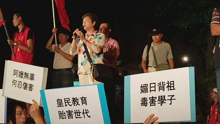 "白狼"张安乐携抗日人士后代路过"教育部" 规劝学生 "白狼"张安乐携抗日人士后代路过"教育部" 规劝学生